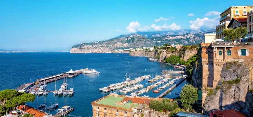 Vistas del golfo de Nápoles desde Sorrento, una localidad famosa en la costa italiana.
