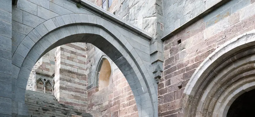 Arcos dentro de la abadía que el guía explicará en esta excursión de medio día.