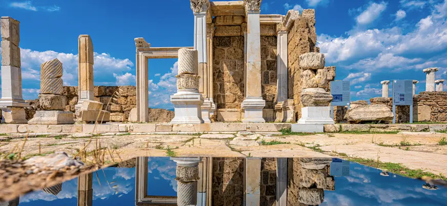 Ruinas reflejadas en el agua de la antigua ciudad de Laodicea.