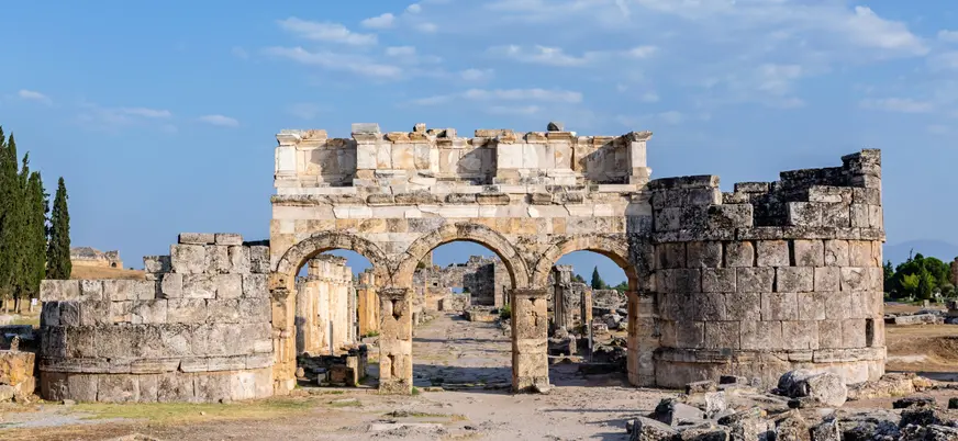 En esta excursión a Pamukkale podrás visitar las antiguas puertas de Hierapolis.