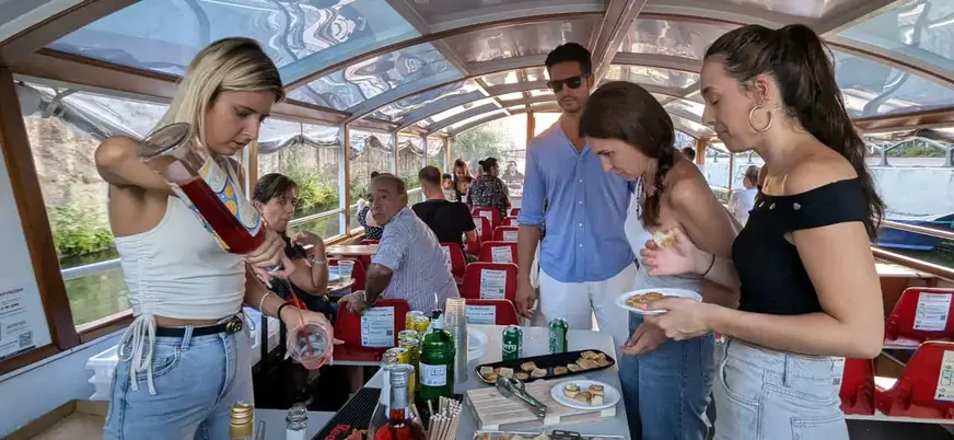 Aperitivos y bebidas de las que podrás disfrutar a bordo del barco.