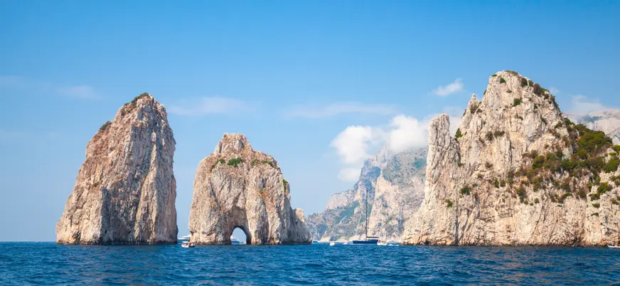 Arco del Amor, la estampa más famosa de los paseos en barco por la isla de Capri.