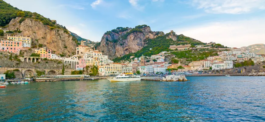 Panorámica de Capri y Anacapri desde el barco, con la Marina y los Jardines de Augusto al fondo.
