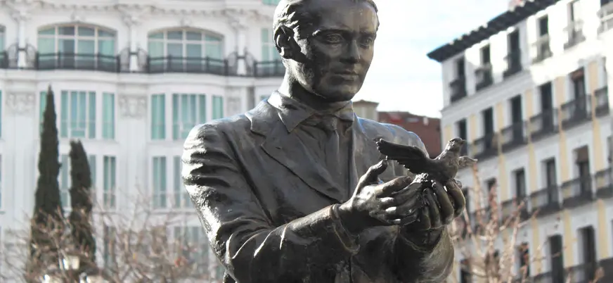 La presencia de la estatua de Federico García Lorca subraya la conexión del barrio con la literatura y las artes.