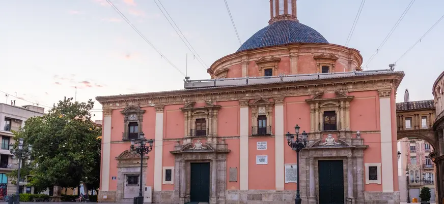 Recorre las calles imprescindibles de la ciudad junto al guía local y descubre los edificios más importantes.