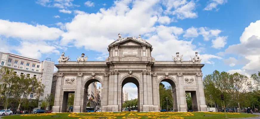 La Puerta de Alcalá, diseñada por el arquitecto Francesco Sabatini, es un ejemplo destacado de arquitectura neoclásica. 