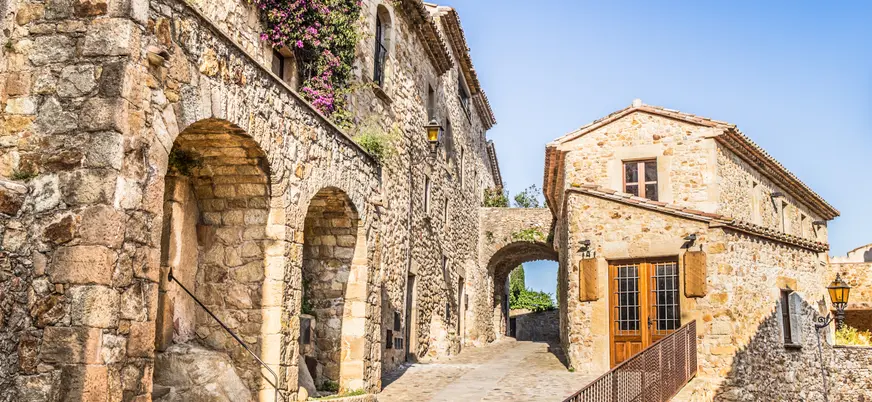 Calles del pueblo de Palls, uno de los más visitados en la Costa Brava.