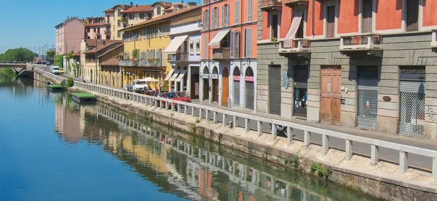 Paisaje del canal de Naviglio, uno de los atractivos turísticos más importantes de Milán.