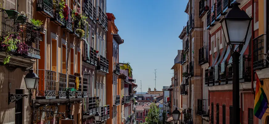 Edificios del barrio de Lavapies, uno de los barrios por los que pasa este free tour.