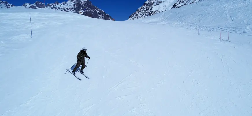 Puede que veas esquiadores en el centro de esquí, incluso cuando la laguna está helada puedes verlos esquiar sobre ella.