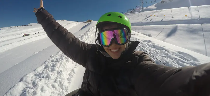 Chica divirtiéndose en la nieve, en una de las estaciones de Santiago de Chile.