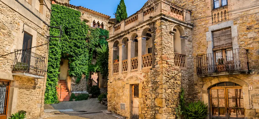 Peratallada, con calles y casa empedradas, es otro pueblo esencial en esta excursión por la Costa Brava.