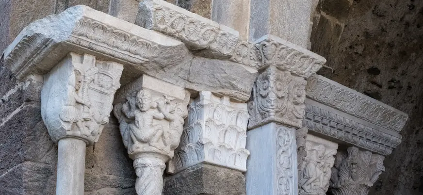 Detalle arquitectónico de este complejo religiosa, situado en el en el monte Pirchiriano.