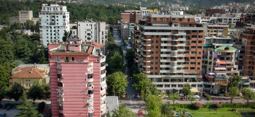 El Distrito de Blloku soprende con sus altos edificios de colores.