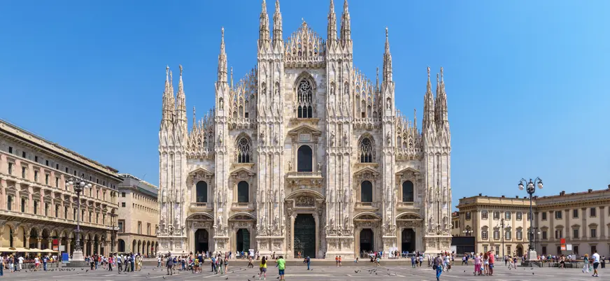 Además, en el tour por Milán verás su imponente catedral, el Duomo.