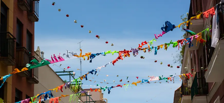 Edificio con banderas en Lavapies para celebrar las fiestas locales.