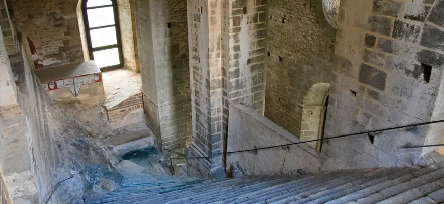 Escaleras de bajada a la abadía de San Michele.