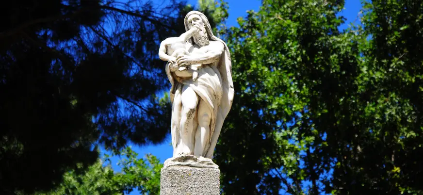 Estatua del parque del Capricho, una de las muestras artísticas del recorrido.