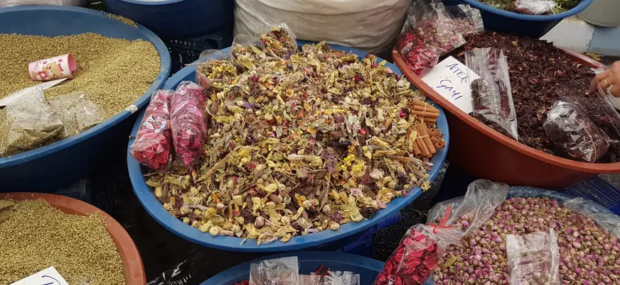 Especies típicas de la gastronomía turca con los nombres en un puesto.