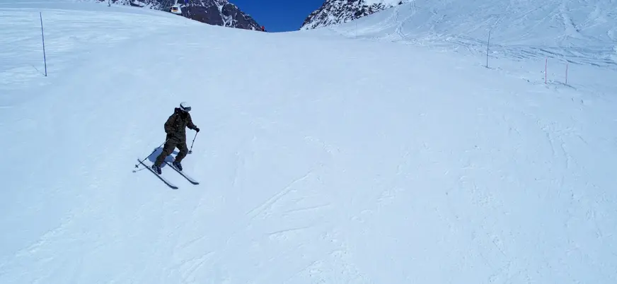 Esquiador deslizándose por la nieve en la estación de esquí de Farellones.