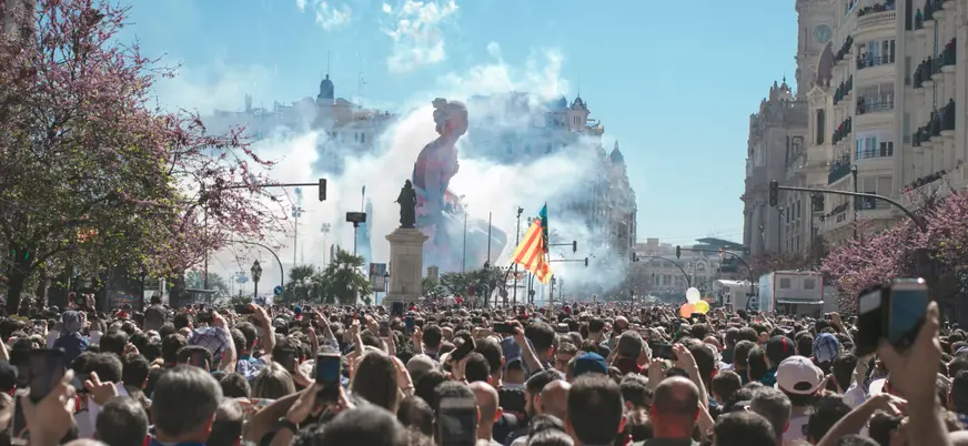 La festividad de Las Fallas, que atrae a valencianos, españoles y extranjeros.