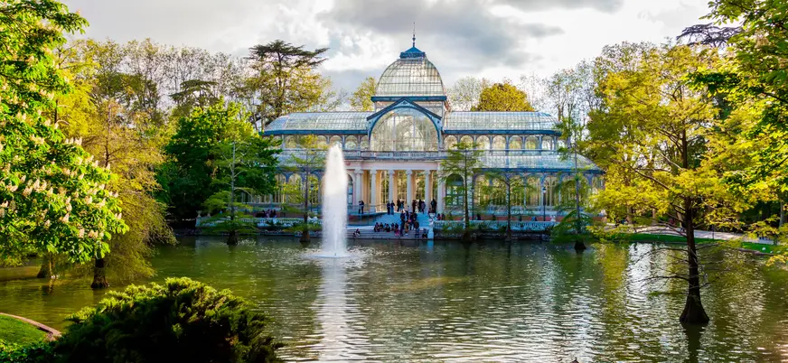 Pasarás por el estanque del Buen Retiro y el Palacio de Cristal.