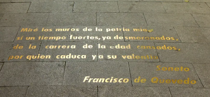El Barrio de las Letras rinde homenaje a su pasado literario con placas en el suelo que presentan fragmentos de las obras de escritores famosos que vivieron en la zona.