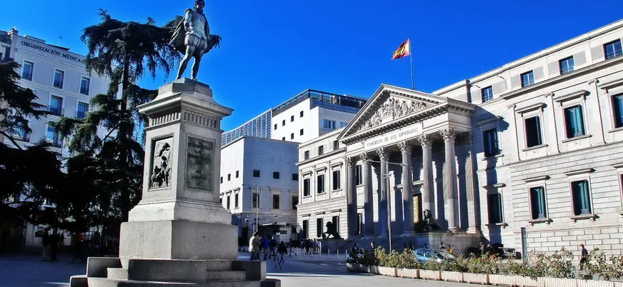 Bajando por la Carrera de San Jerónimo, encontramos el Congreso de los Diputados, en la plaza de las Cortes.