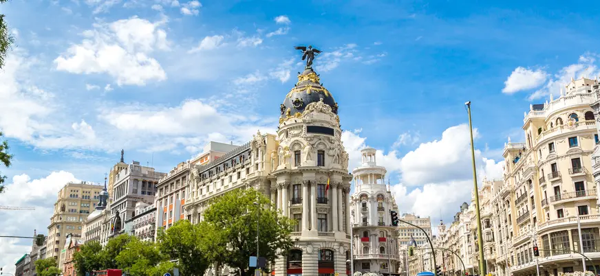A lo largo de la Gran Vía, destacan varios edificios emblemáticos, como el Edificio Telefónica, el Edificio Capitol y el Edificio Carrión.