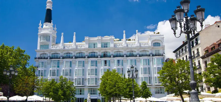 La Plaza de Santa Ana es conocida por albergar varios teatros importantes, como el Teatro Español y el Teatro de la Comedia. 
