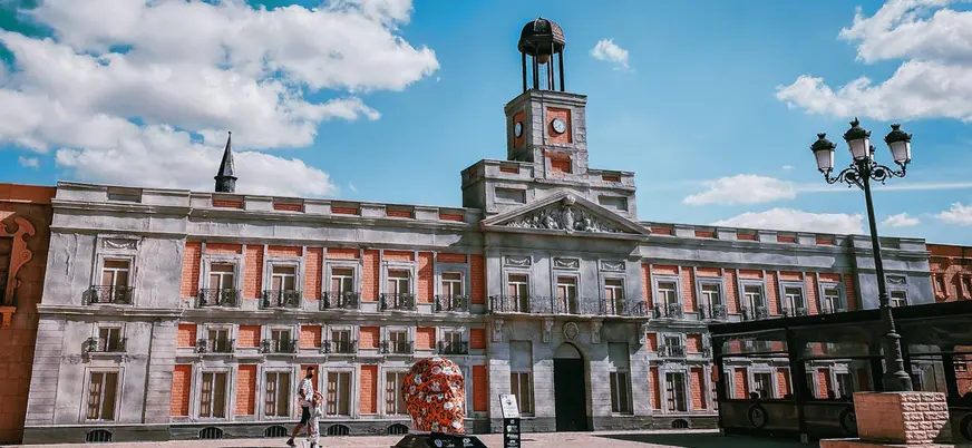 Una vez en la Puerta del Sol, descubriremos a los grandes de nuestra literatura.