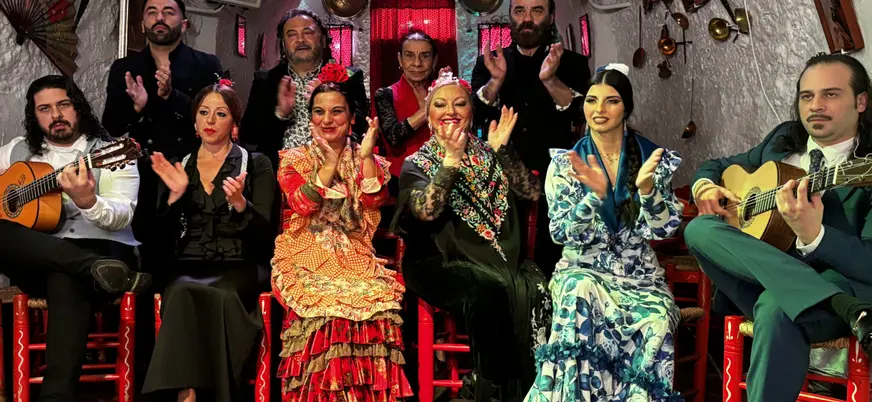 Los componentes dan palmas mientras animan al público.