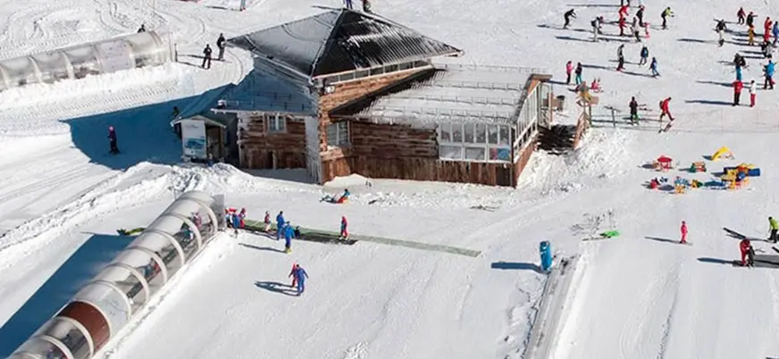 Las instalaciones del Jardín Alpino de Sierra Nevada están totalmente adaptadas para tener la mayor seguridad, disfrute y comodidad de los más pequeños.