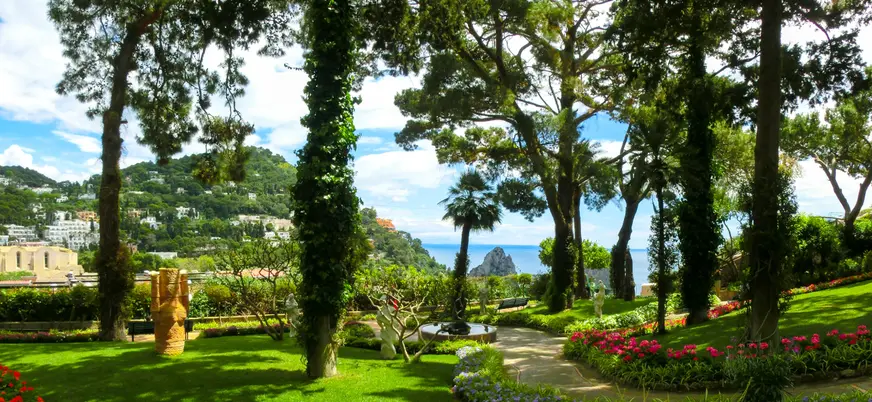 Jardines de Augusto en lo alto de Capri con vistas al Mediterráneo.