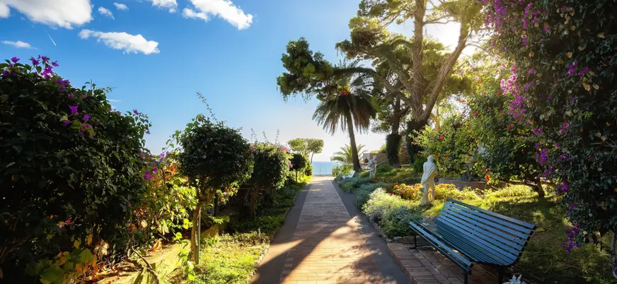 Jardines de Augusto, repletos de flores y detalles que combinan perfectamente con la vista al Mediterráneo.