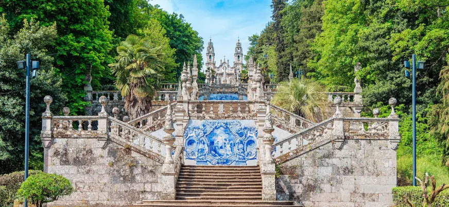 Escalinata del Santuario de Nossa Senhora dos Remédios rodeada de jardines.