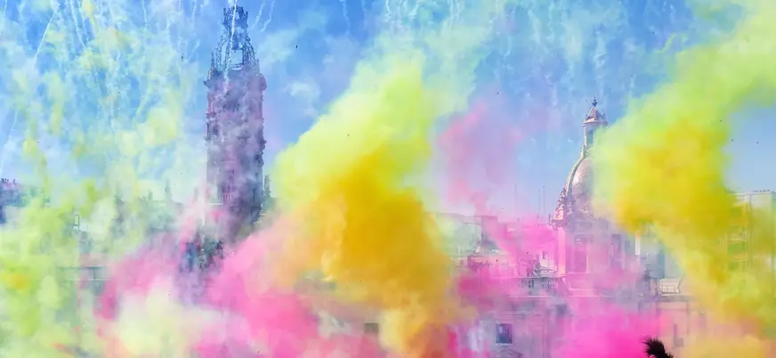 Recorre Valencia y conoce los secretos de Las Fallas, como la mascletá.