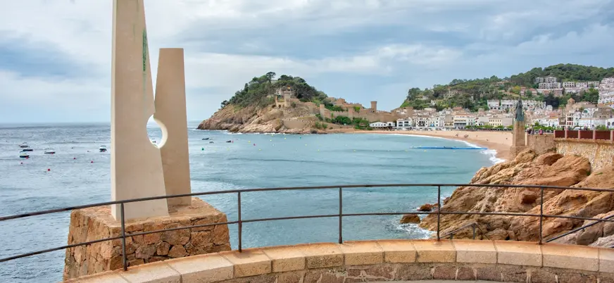 Paseo marítimo en la Costa Brava, con las vistas que te acompañarán en esta excursión a Tossa de Mar desde Barcelona.