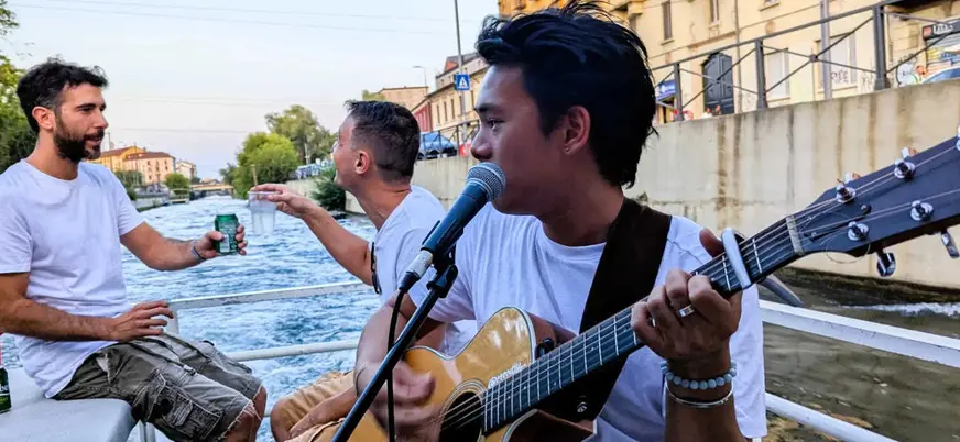 Música en directo para amenizar la travesía por los canales de Navigli.