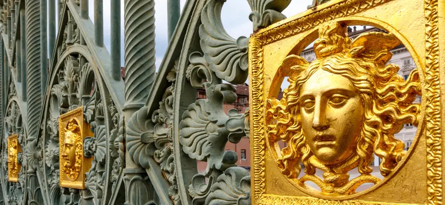 Ornamentación y muestras artísticas de la visita guiada por el palacio.