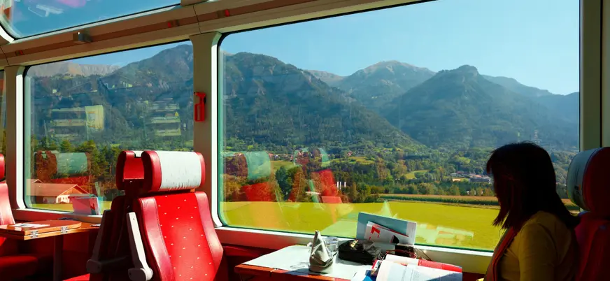 Paisajes de los Alpes Suizos vistos a través de las ventanas de los trenes Bernina y Glacier Express.