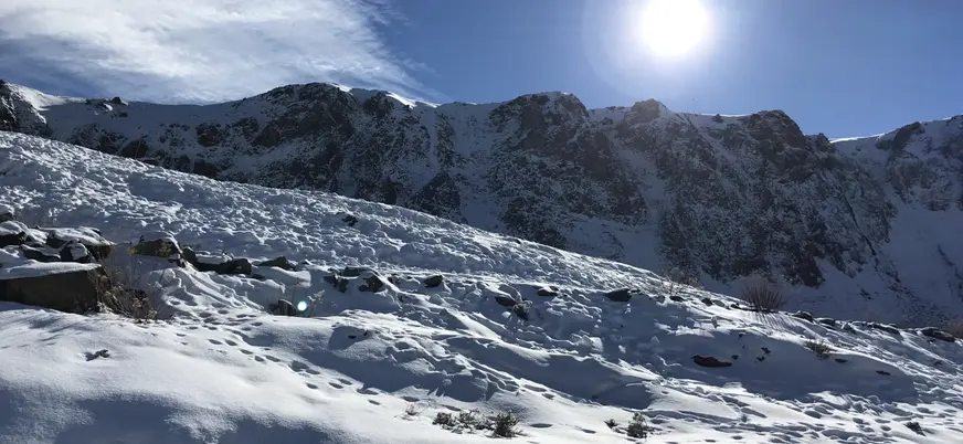 Vista general de Farellones, donde el blanco de la nieve contrasta con el azul del cielo.