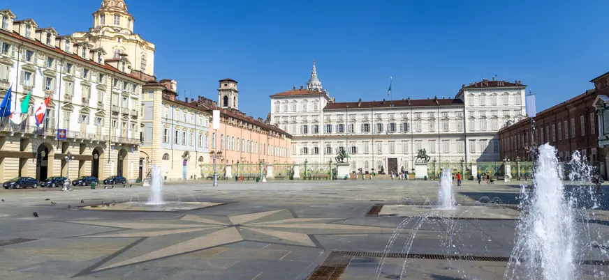 En Turín, la visita guiada da comienzo frente al Palacio Real.