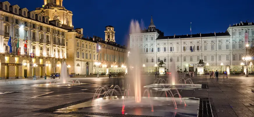 La Piazza Castello, una de las paradas, con la fuente iluminada en Turín.
