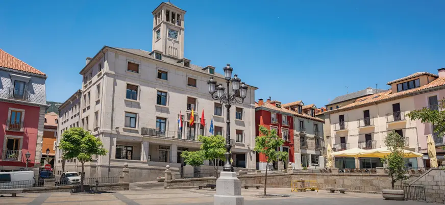 La plaza del Ayuntamiento de San Lorenzo del Escorial.