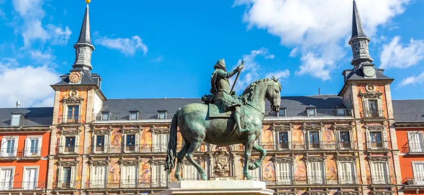 En la Plaza Mayor escucharemos anécdotas y curiosidades que nos revelará el guía.