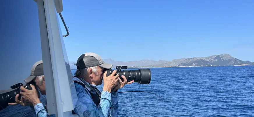 Participante de la actividad de pesca realiza fotos de los ejemplares pescados y el paisaje.