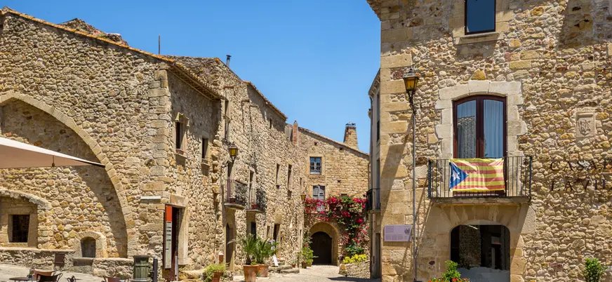 Plaza en el centro histórico de San Pere de Pals.