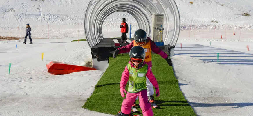 En las clases se trabaja de forma exclusiva con los niños, gracias a las alfombras mecánicas en la zona de iniciación al esquí. 