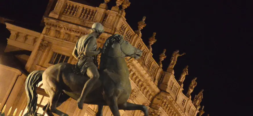 Monumentos y esculturas de Turín de noche guardan múltiples secretos.